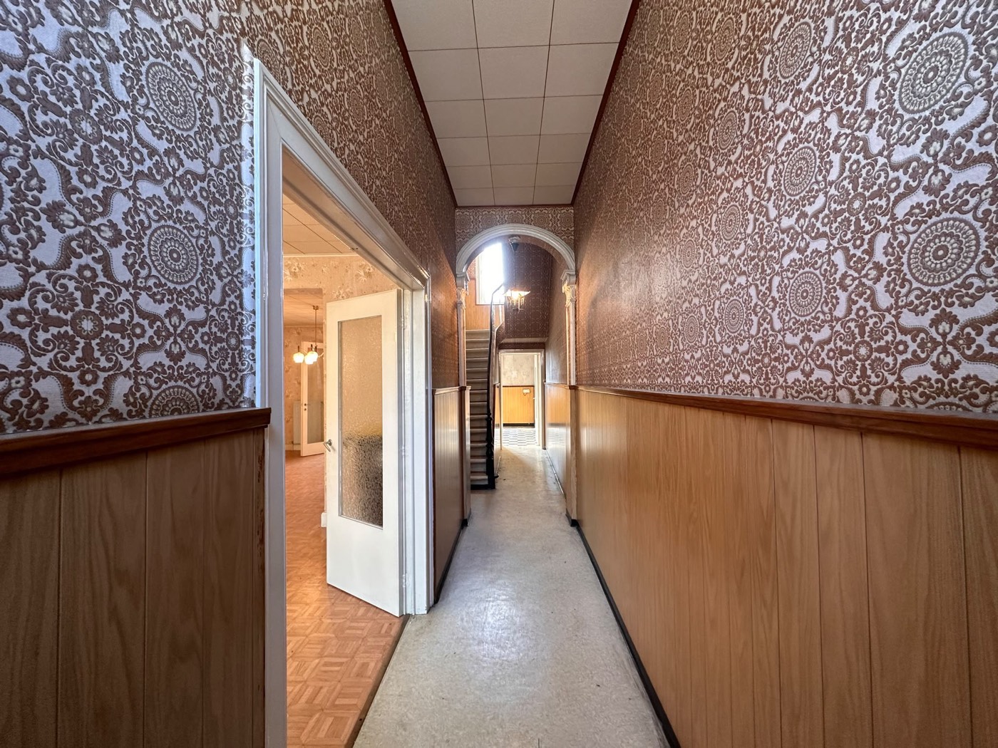 Couloir d'origine avec ancien papier peint avant travaux