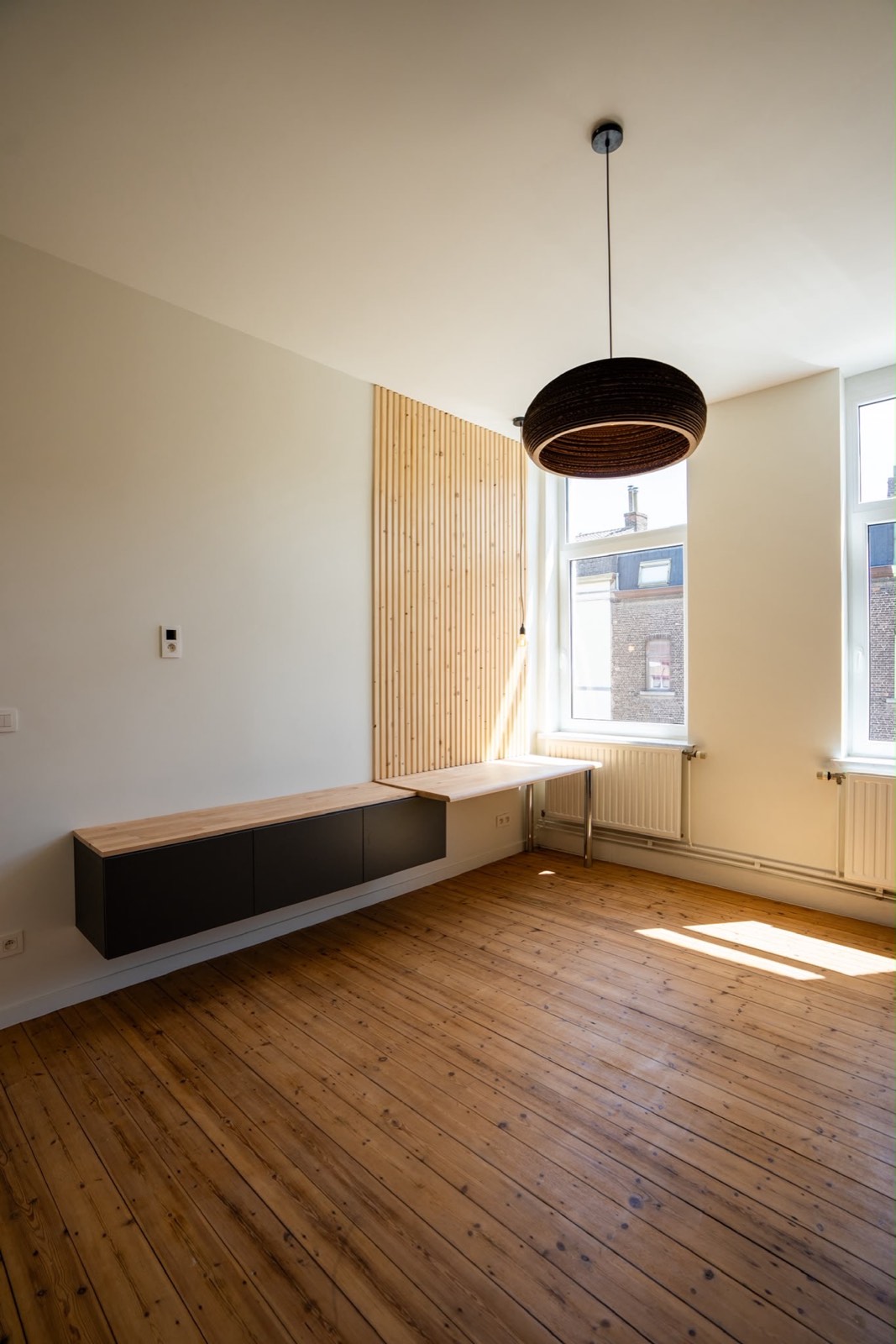 Chambre rénovée avec banquette sur mesure par RENOV HOUSE