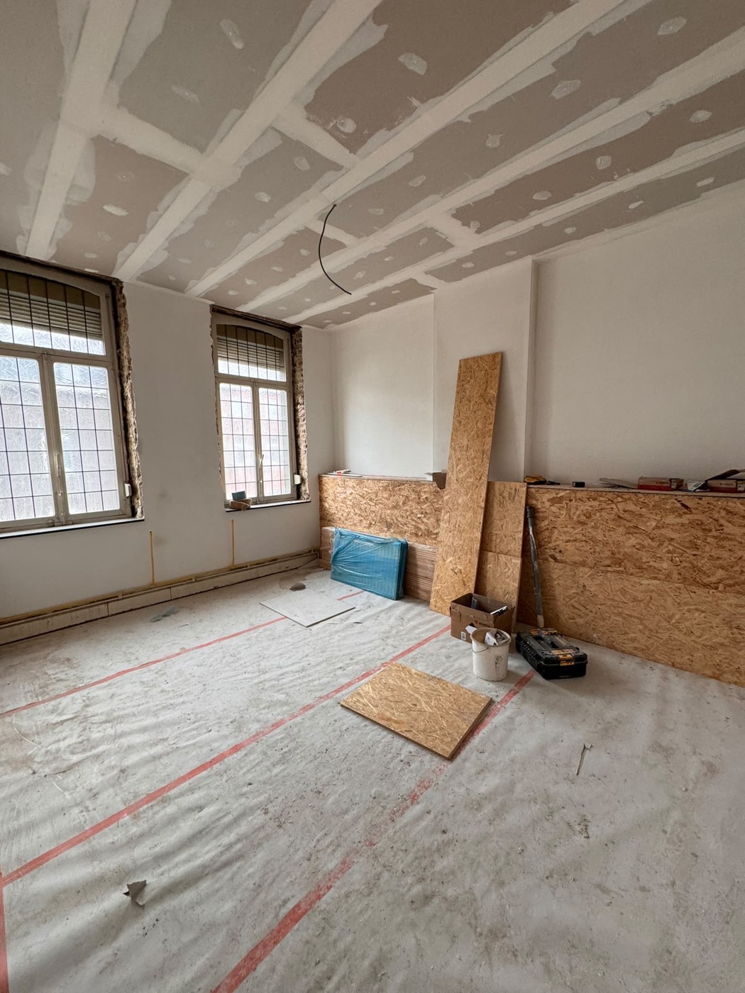 Appartement en cours de rénovation complète, sols protégés