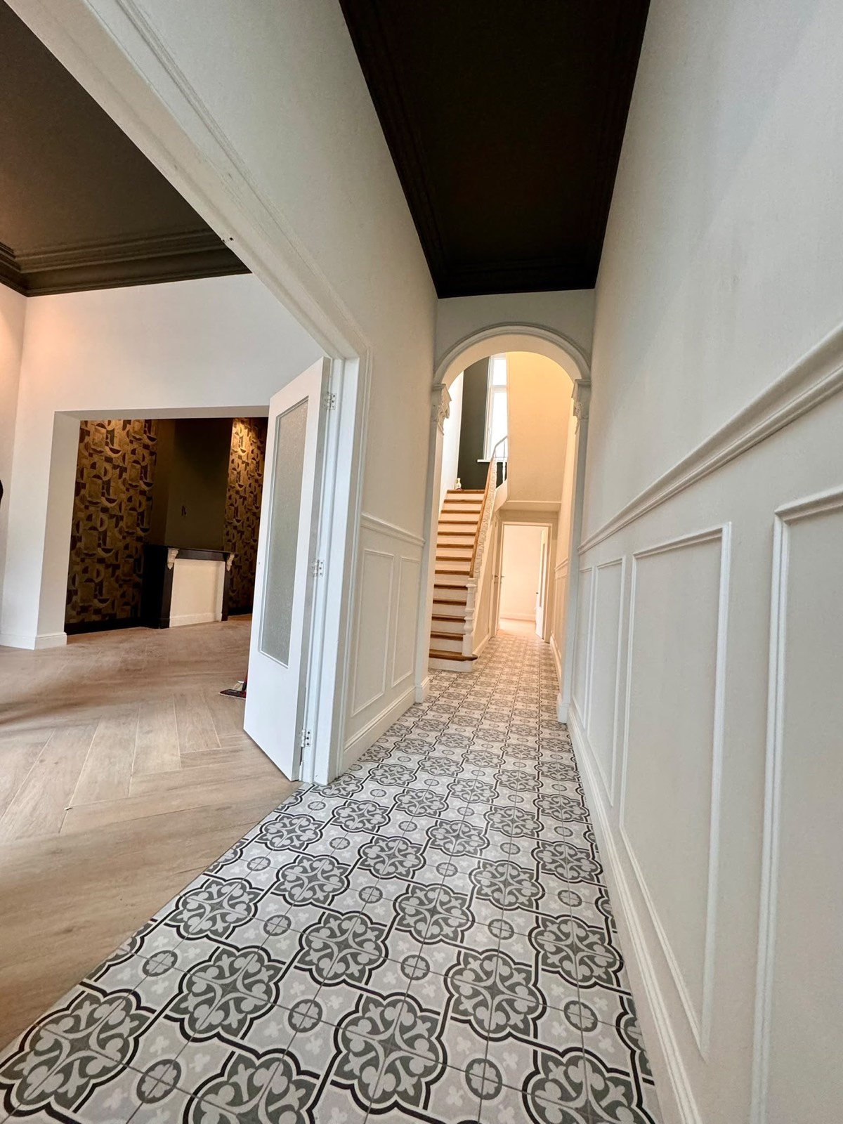 Couloir en carreaux de ciment avec soubassement, réalisé par RENOV HOUSE