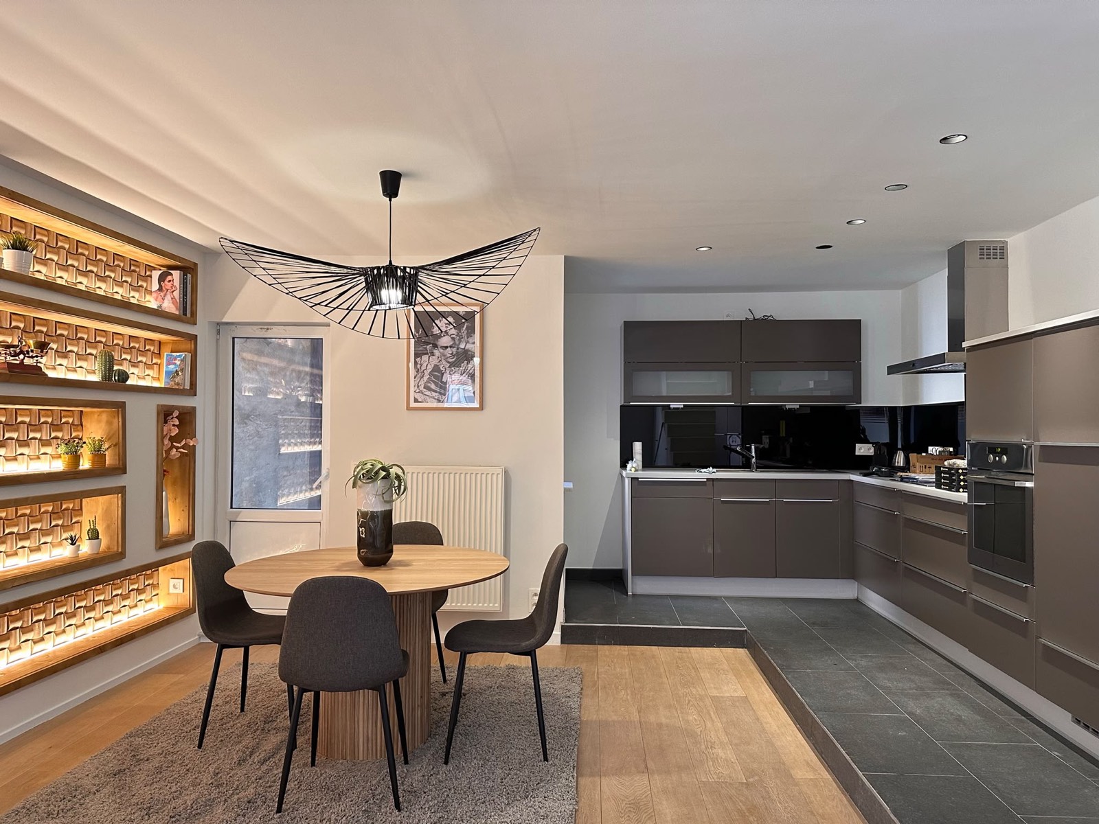 Cuisine ouverte sur la salle à manger après rénovation complète