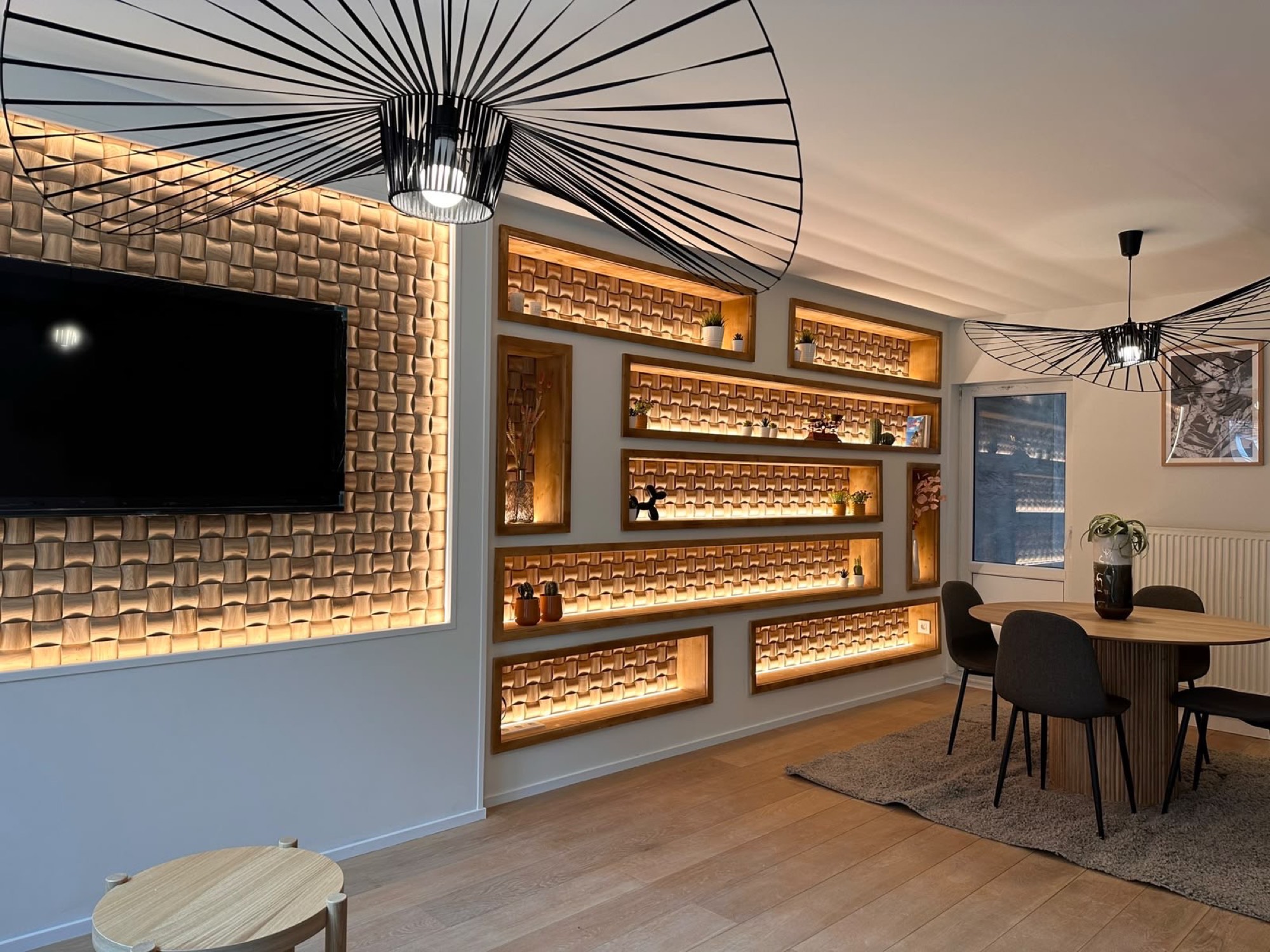 Séjour entièrement rénové par RENOV HOUSE, bibliothèque sur mesure rétroéclairée
