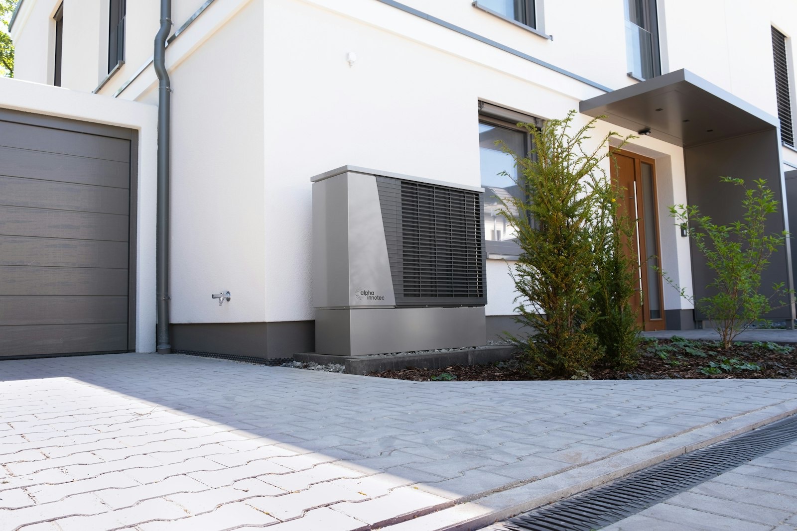 Unité extérieure de pompe à chaleur installée le long d’une maison