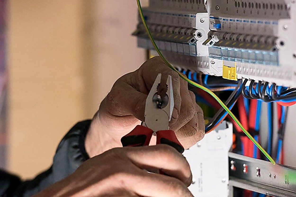 Câblage repéré d'un tableau électrique en cours de raccordement