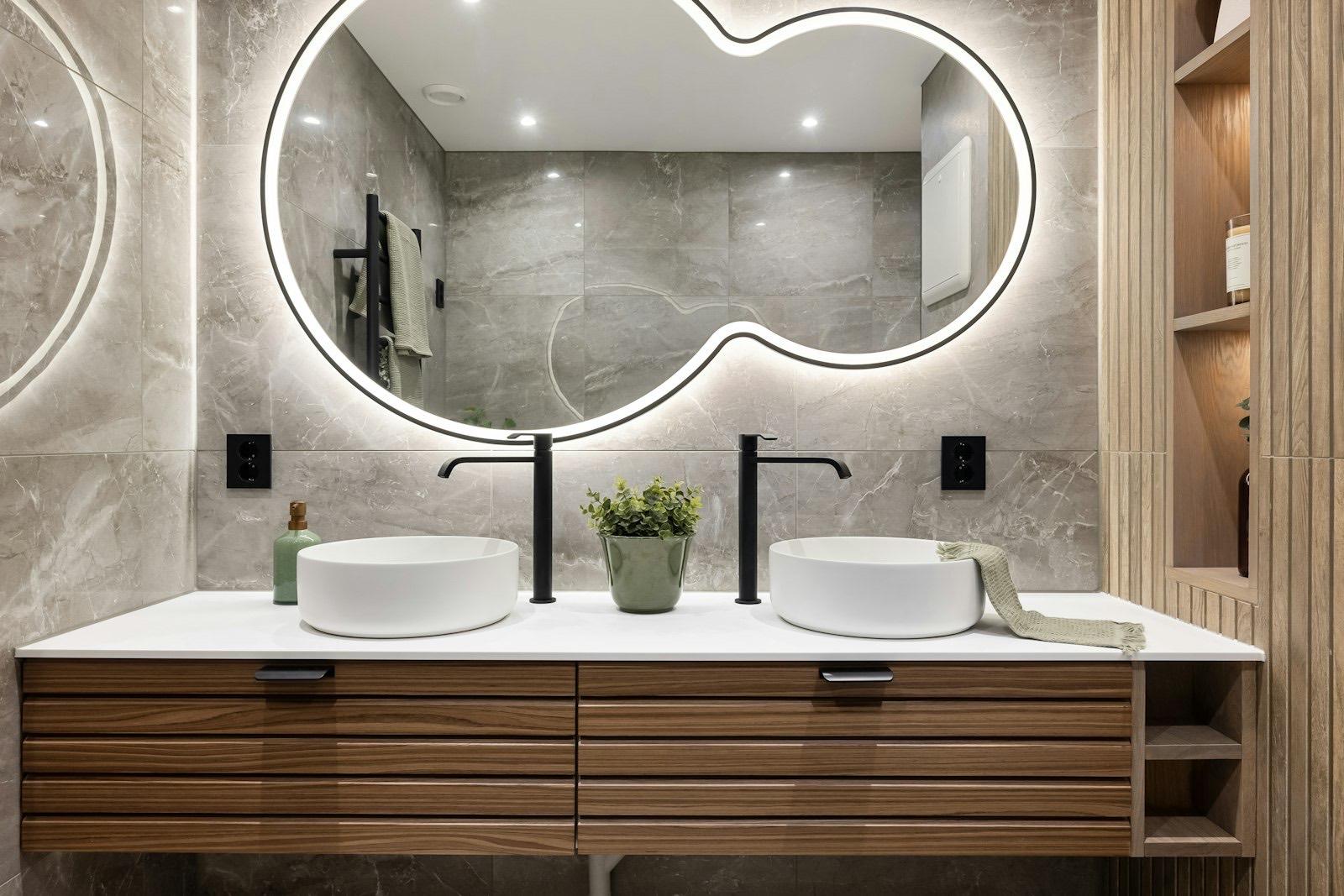 Meuble de salle de bain sur mesure à double vasque, mur carrelé grand format