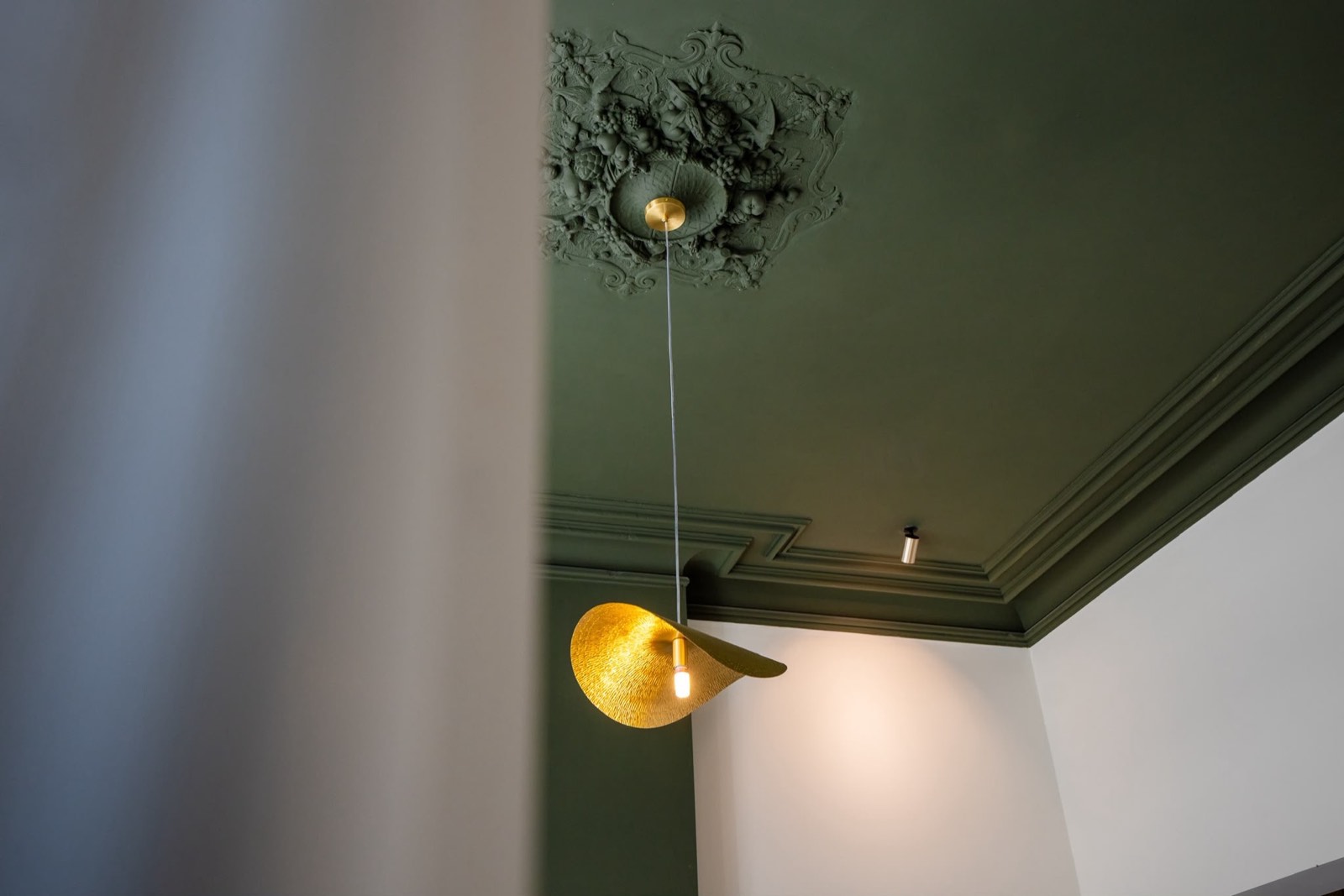 Plafond avec moulures et rosace repeint par RENOV HOUSE