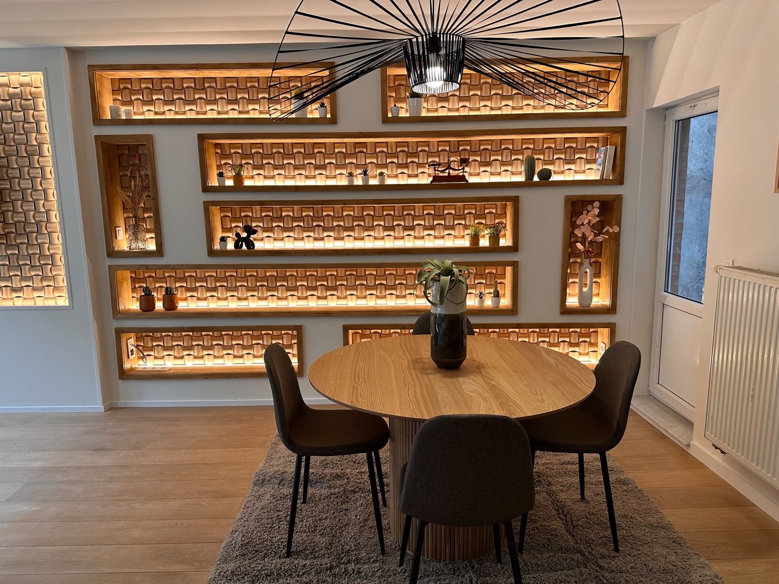 Salle à manger rénovée, rangements muraux et éclairage intégré