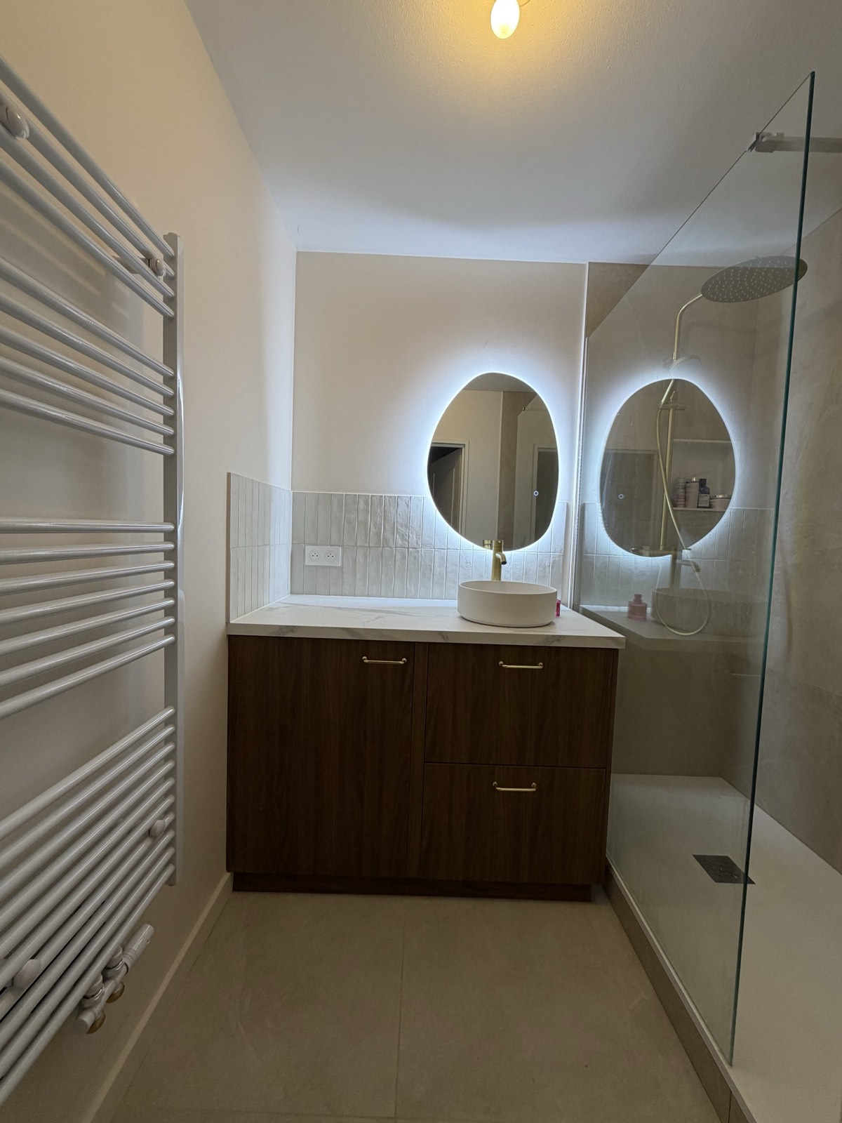 Salle de bain avec double vasque rénovée par RENOV HOUSE